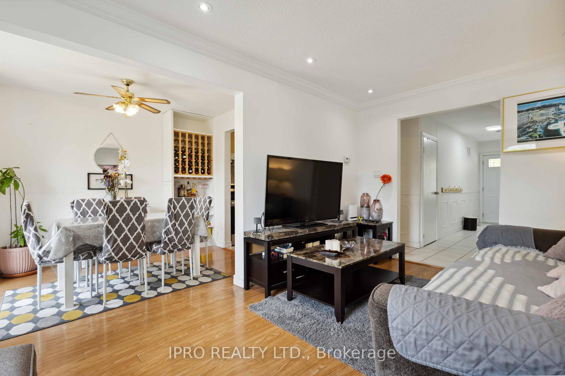 5 Bedrooms Condo at 50 Bridletowne, Toronto For sale