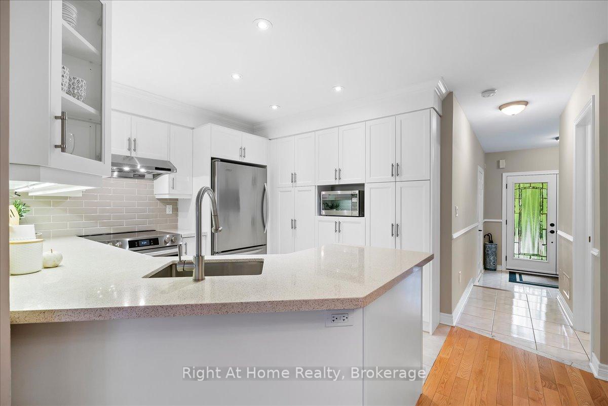 2 Bedrooms Condo at 2250 Rockingham, Oakville For sale