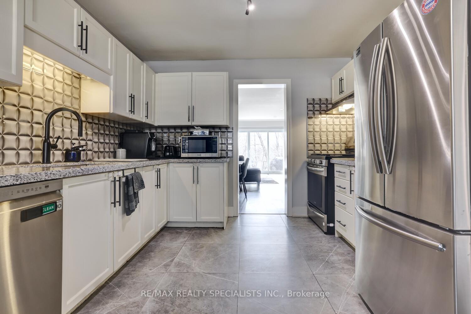 3 Bedrooms Condo at 3265 South Millway, Mississauga For sale