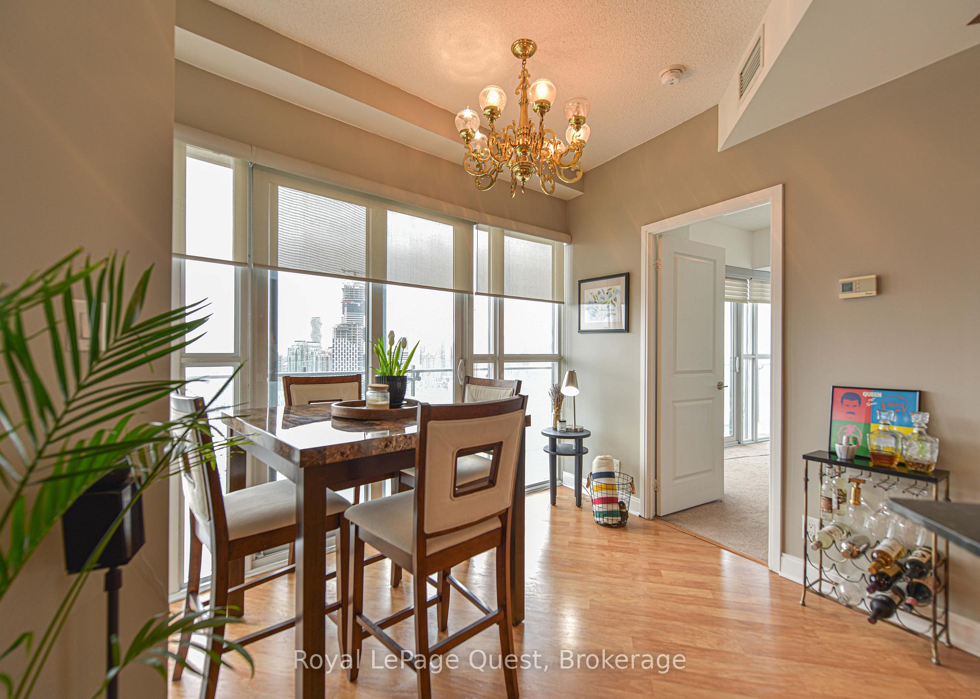 2 Bedrooms Condo at 50 Absolute, Mississauga For sale