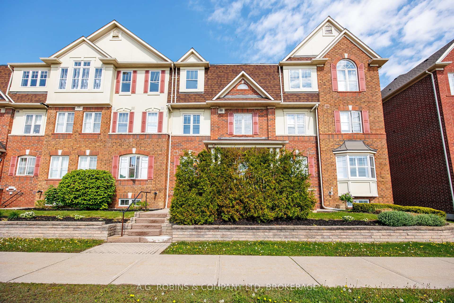 3 Bedrooms Condo at 595 Dundas, Mississauga For sale