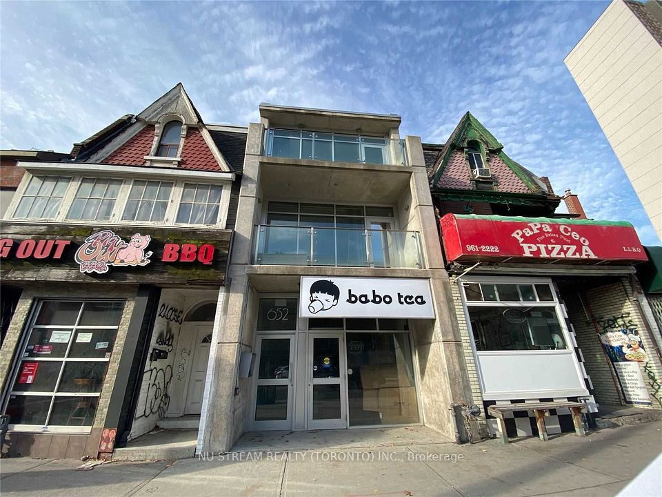 652 Spadina