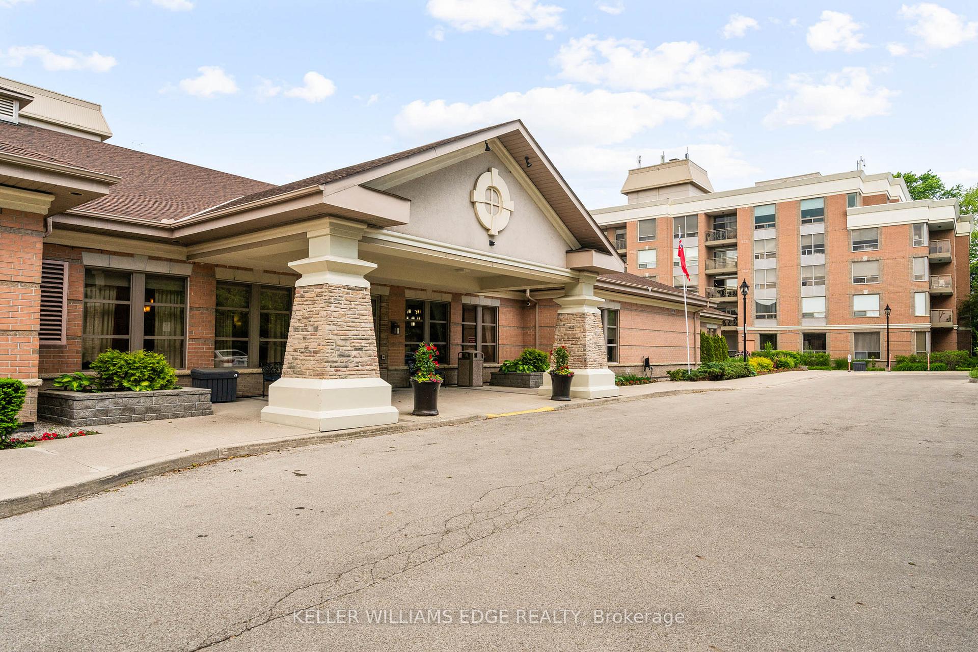 2 Bedrooms Condo at 100 Burloak, Burlington For sale
