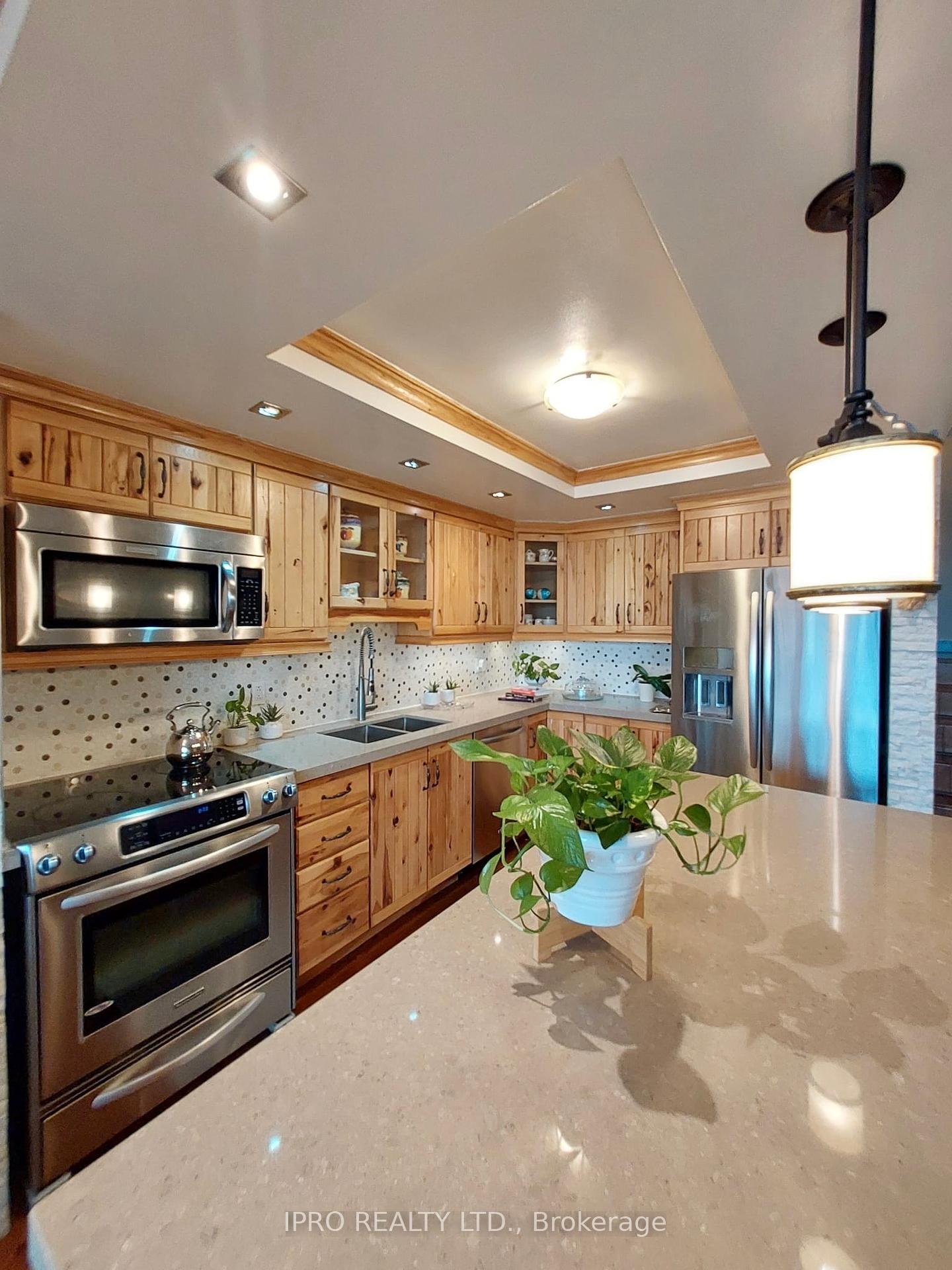 3 Bedrooms Condo at 11 Wincott,  Toronto For sale