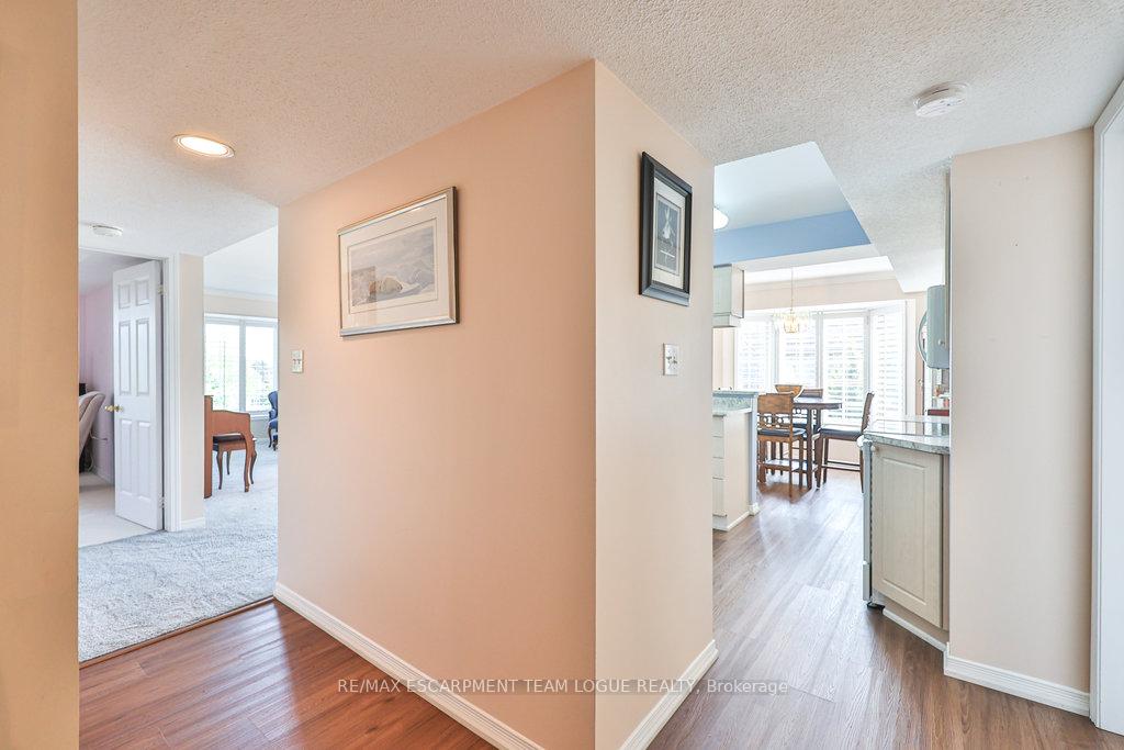 2 Bedrooms Condo at 216 Plains Road West, Burlington For sale