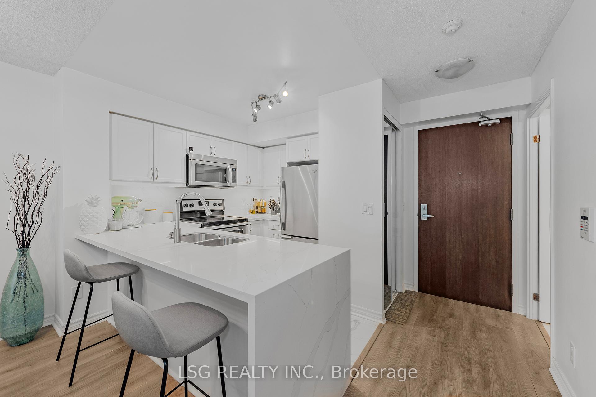 2 Bedrooms Condo at 19 Grand Trunk, Toronto For sale