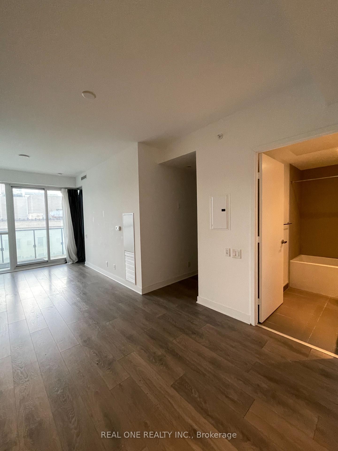 2 Bedrooms Condo at 15 Grenville, Toronto For sale
