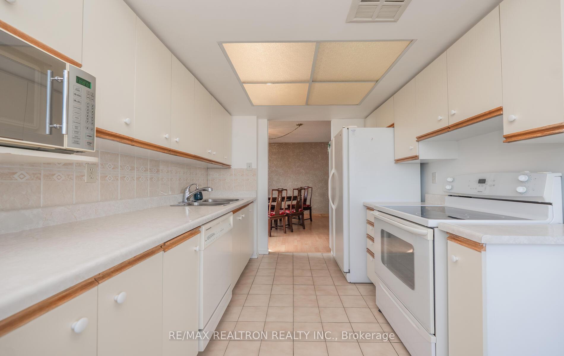 2 Bedrooms Condo at 7420 Bathurst, Vaughan For sale