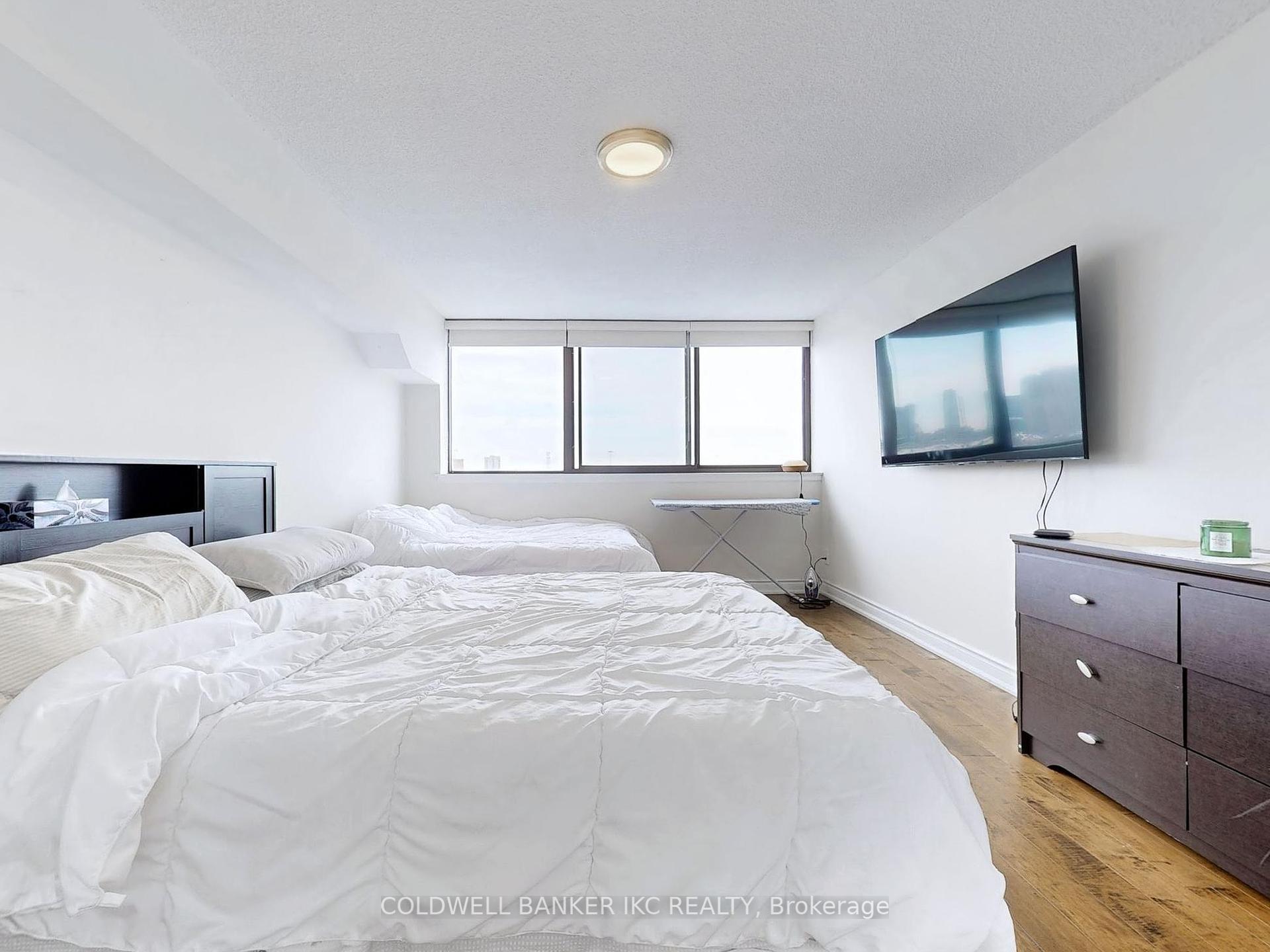 3 Bedrooms Condo at 4235 Sherwoodtowne, Mississauga For sale