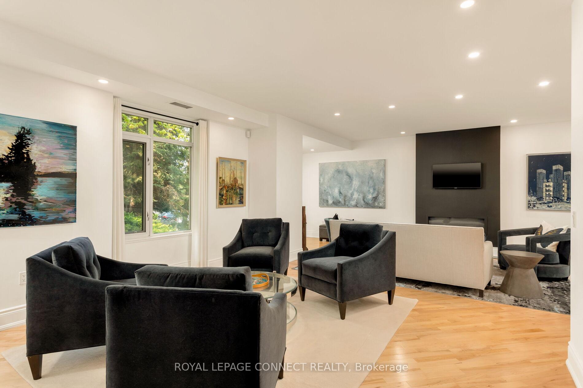 3 Bedrooms Condo at 12 Old Mill,  Toronto For sale