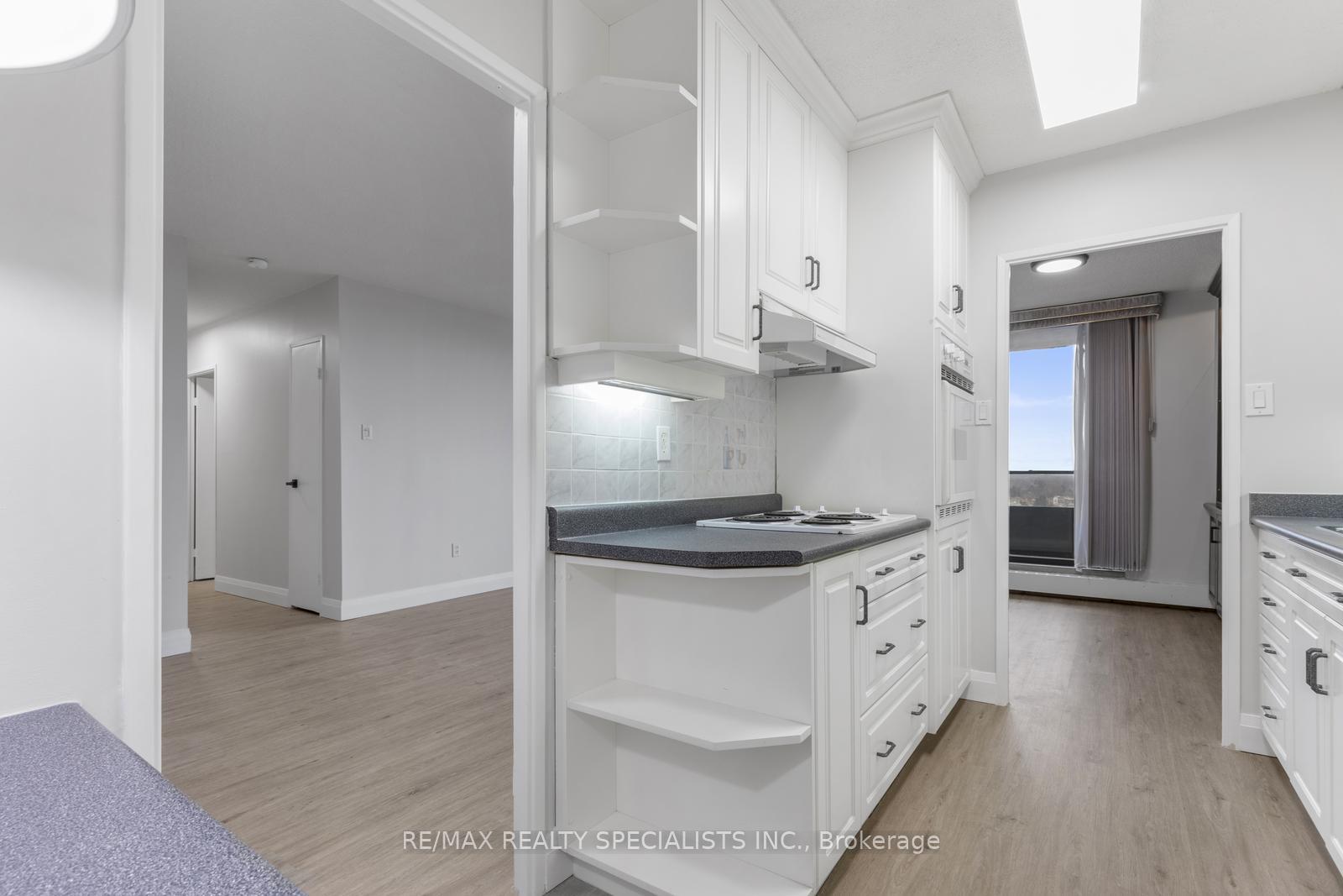 2 Bedrooms Condo at 2929 Aquitaine, Mississauga For sale