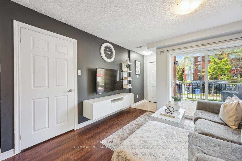 2 Bedrooms Condo at 1701 Lampman, Burlington For sale