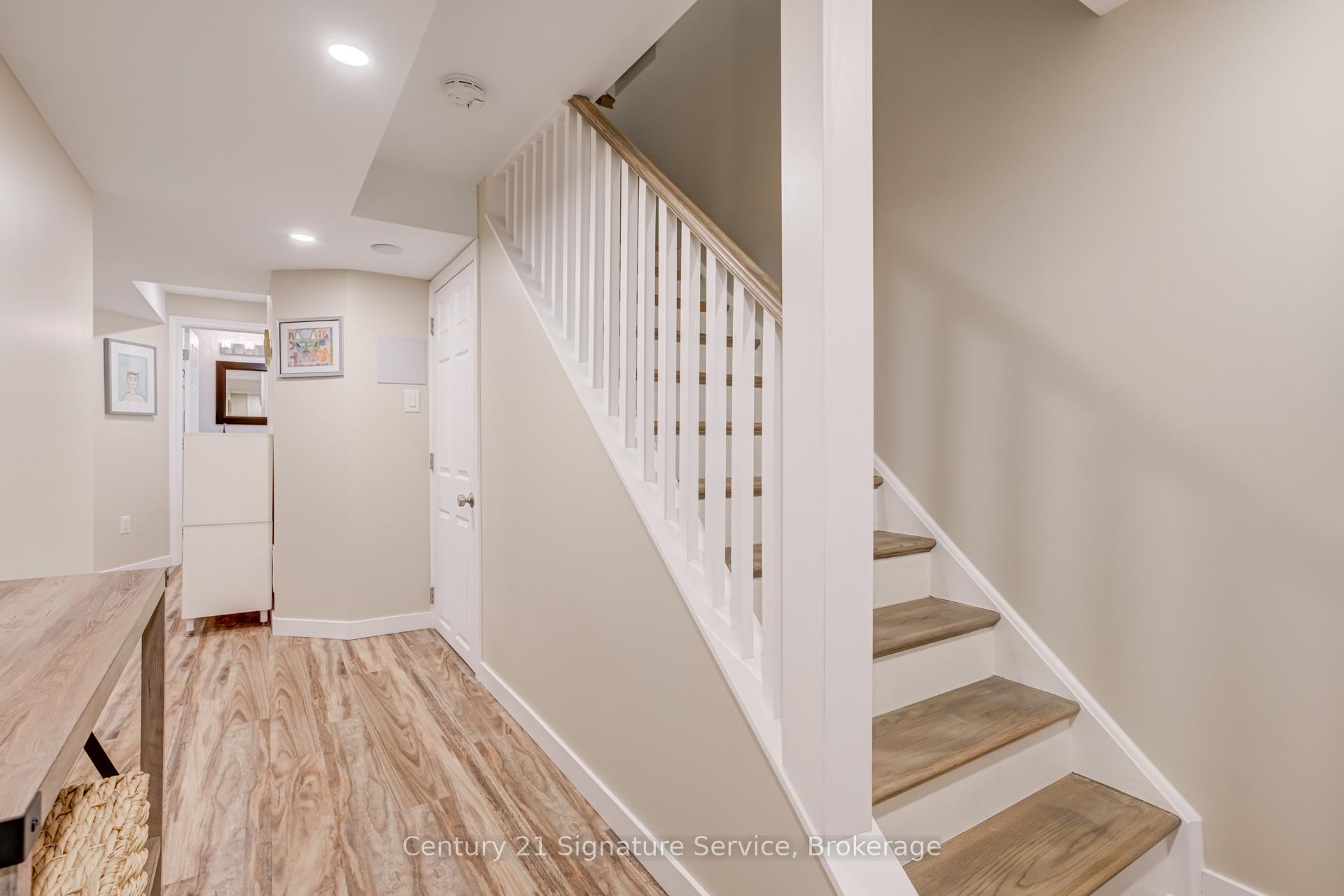 3 Bedrooms Condo at 2230 Walkers, Burlington For sale