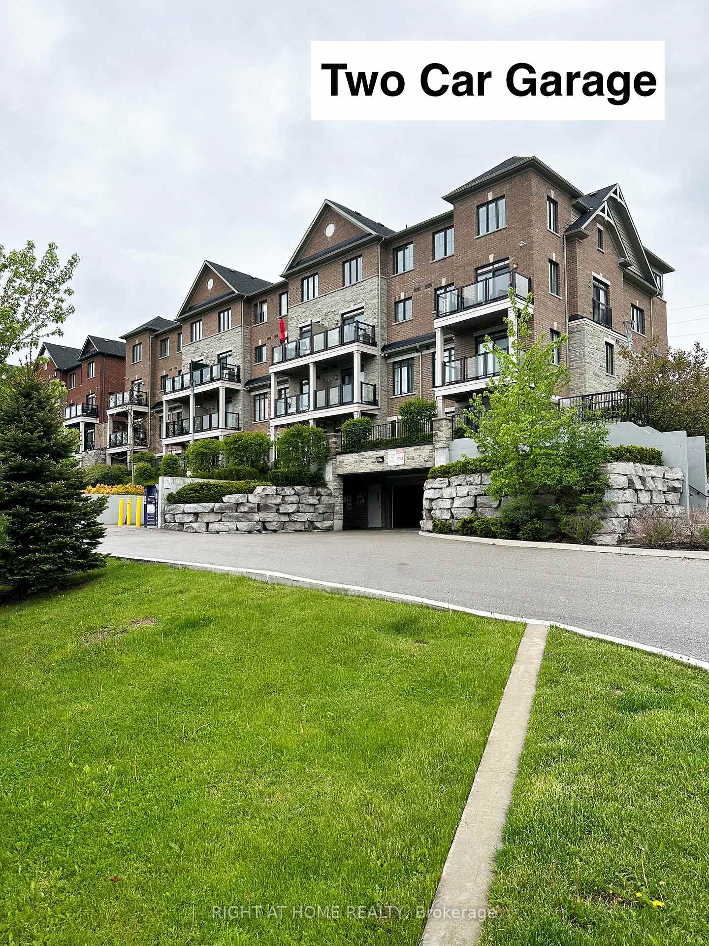 2 Bedrooms Condo at 201 Pine Grove, Vaughan For sale