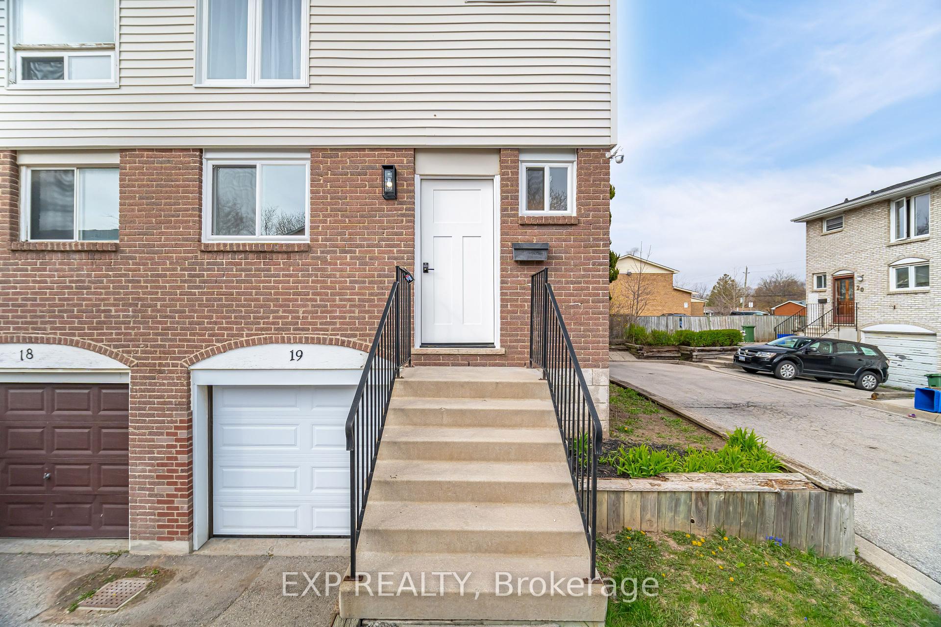 3 Bedrooms Condo at 120 Quigley,  Hamilton For sale