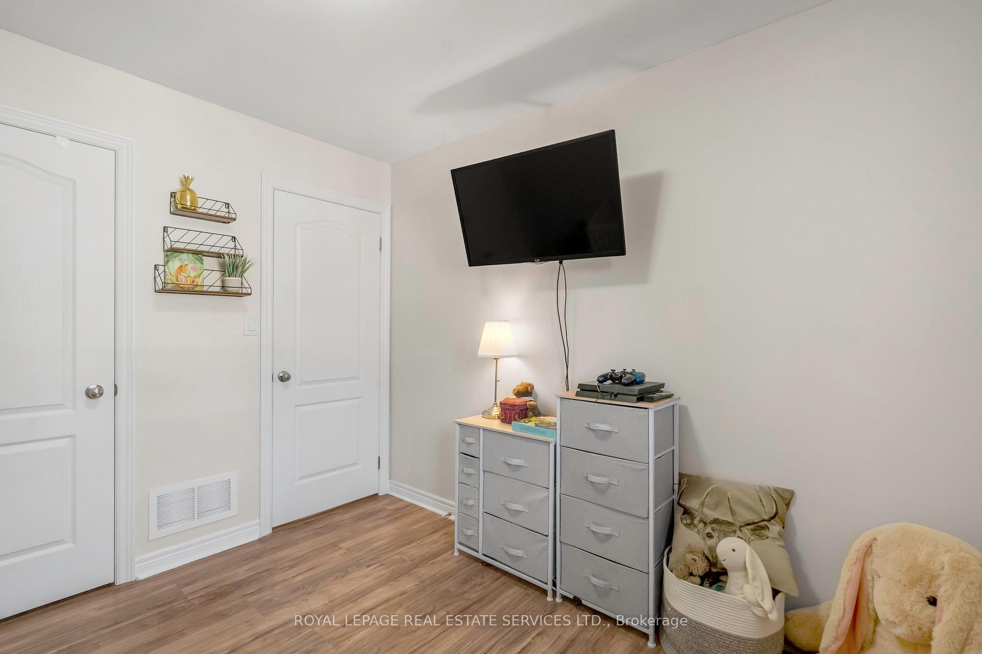 3 Bedrooms Condo at 3040 Fifth, Mississauga For sale