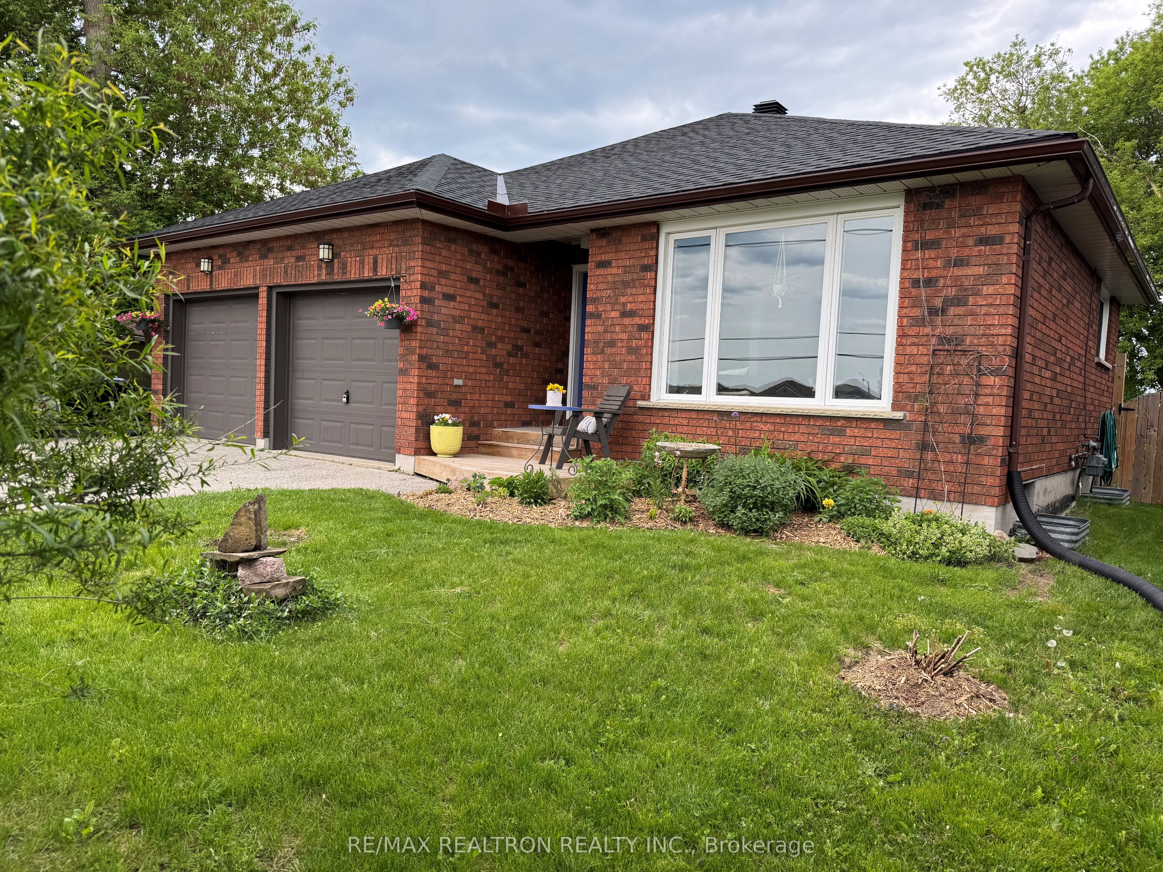 172 Queen Street W