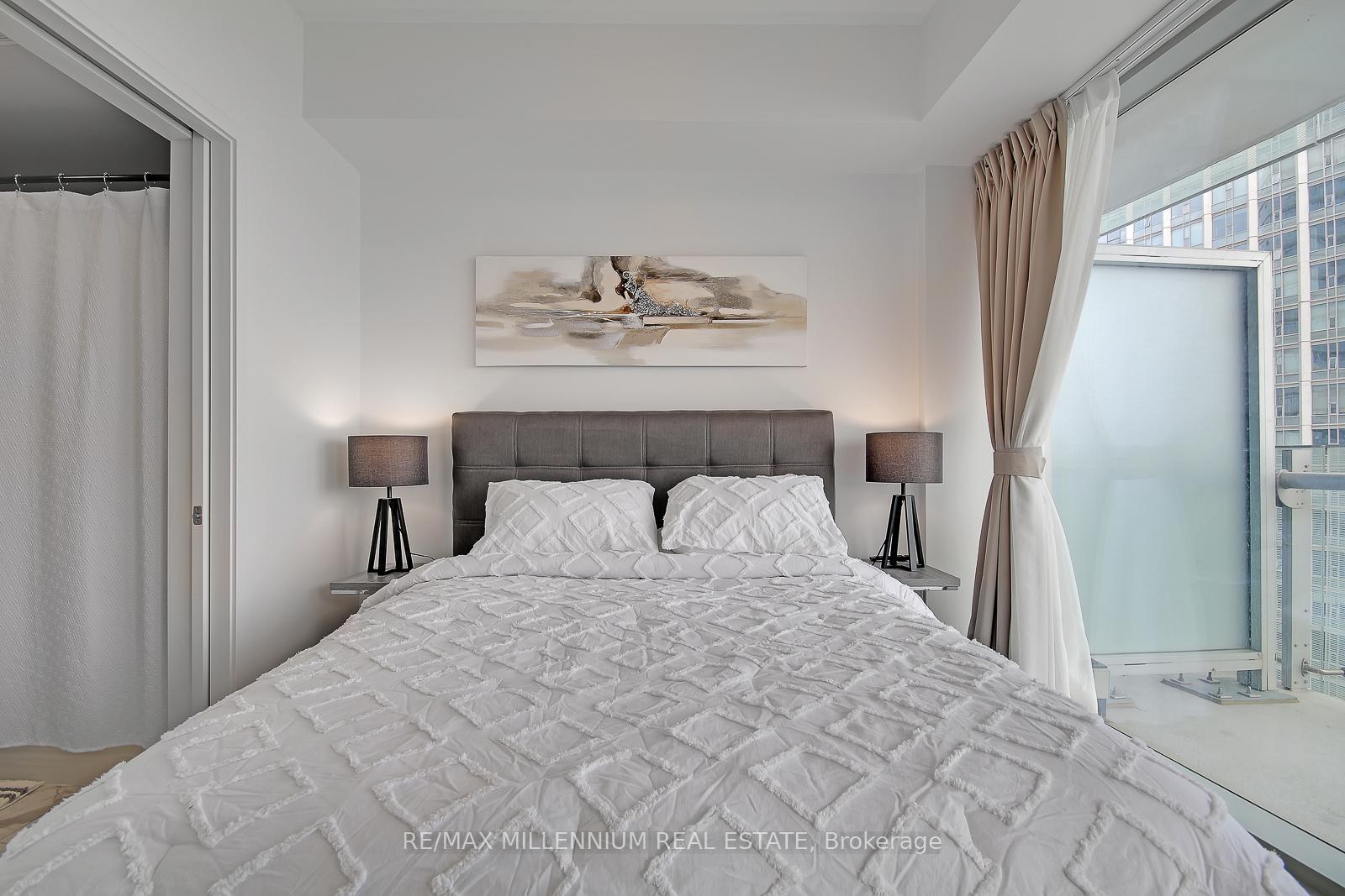 3 Bedrooms Condo at 12 York,  Toronto For sale