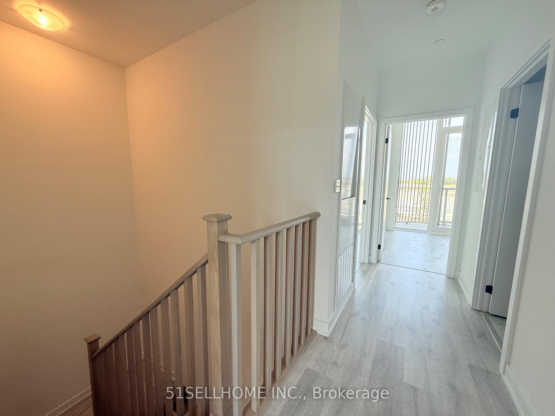 4 Bedrooms Condo at 220 Missinnihe, Mississauga For sale