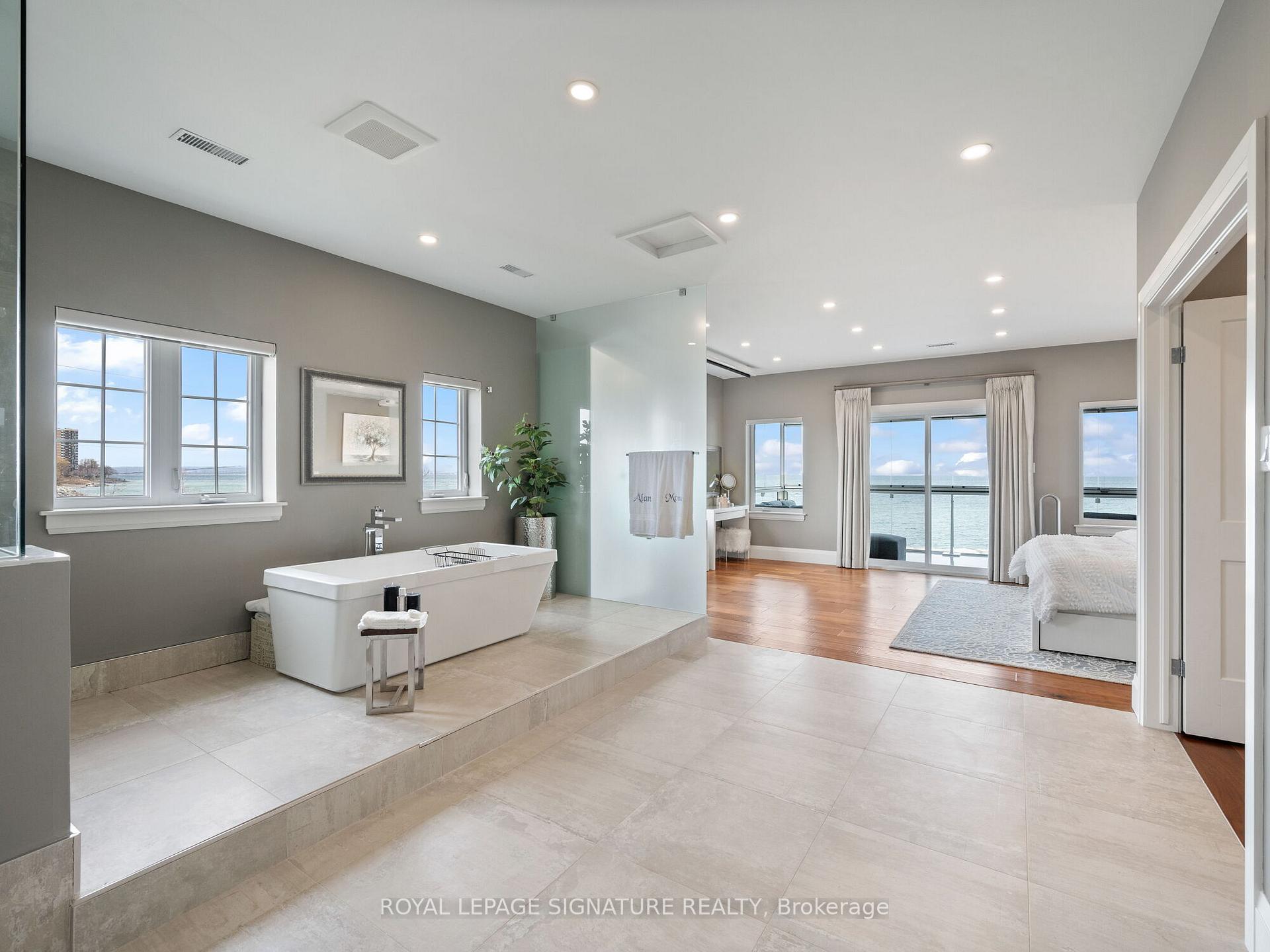 3 Bedrooms Condo at 484 Millen,  Hamilton For sale