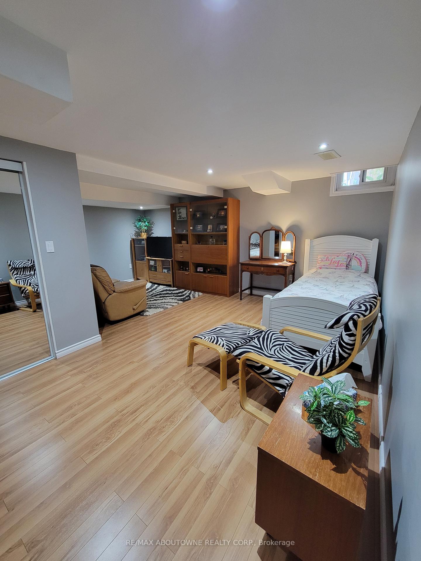 3 Bedrooms Condo at 1 Royalwood, Hamilton For sale