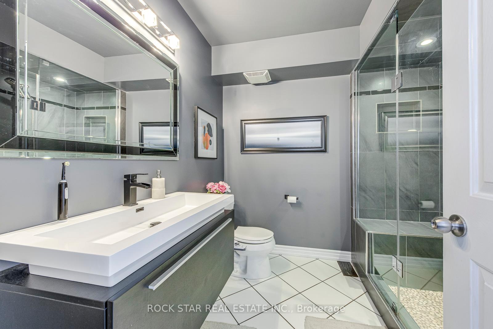 2 Bedrooms Condo at 515 North Service, Hamilton For sale