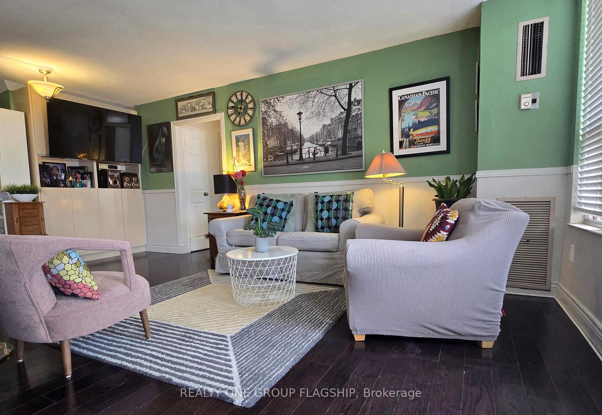 3 Bedrooms Condo at 10 Edgecliff,  Toronto For sale