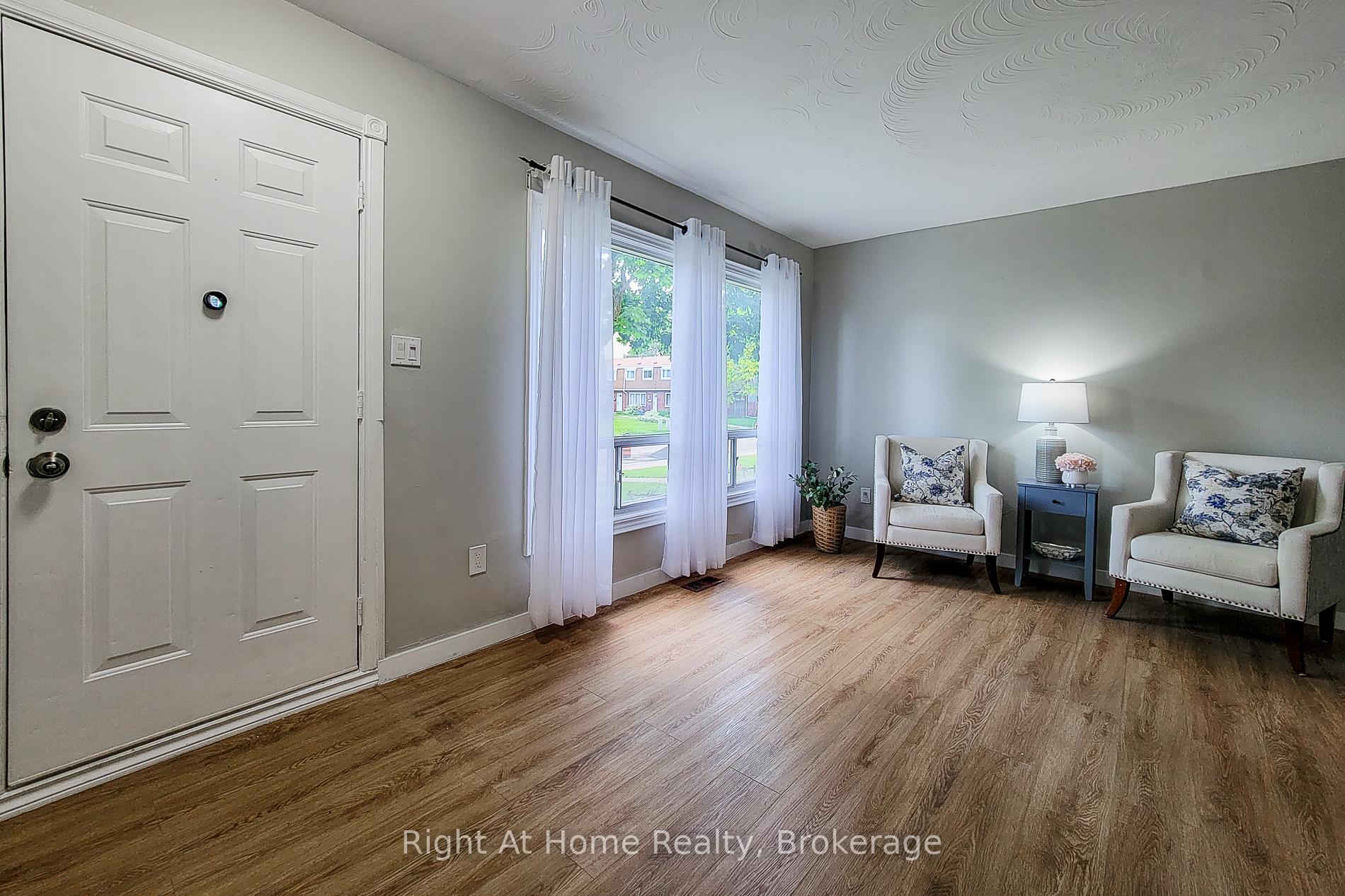 3 Bedrooms Condo at 8 Glenburn, Hamilton For sale