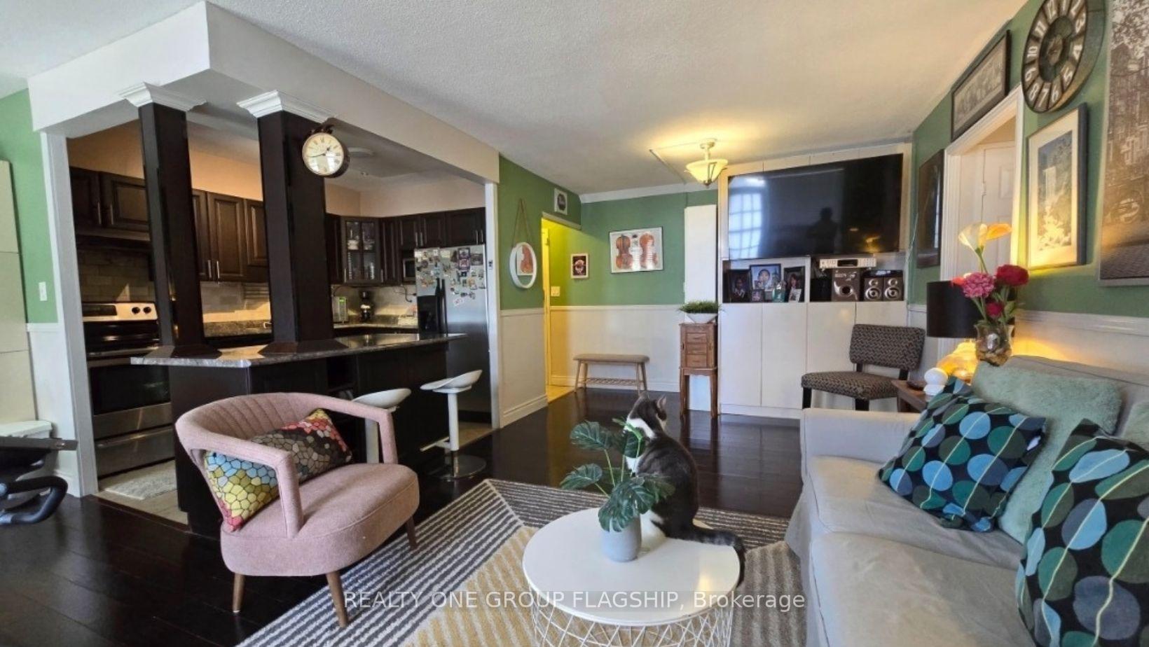 3 Bedrooms Condo at 10 Edgecliff,  Toronto For sale