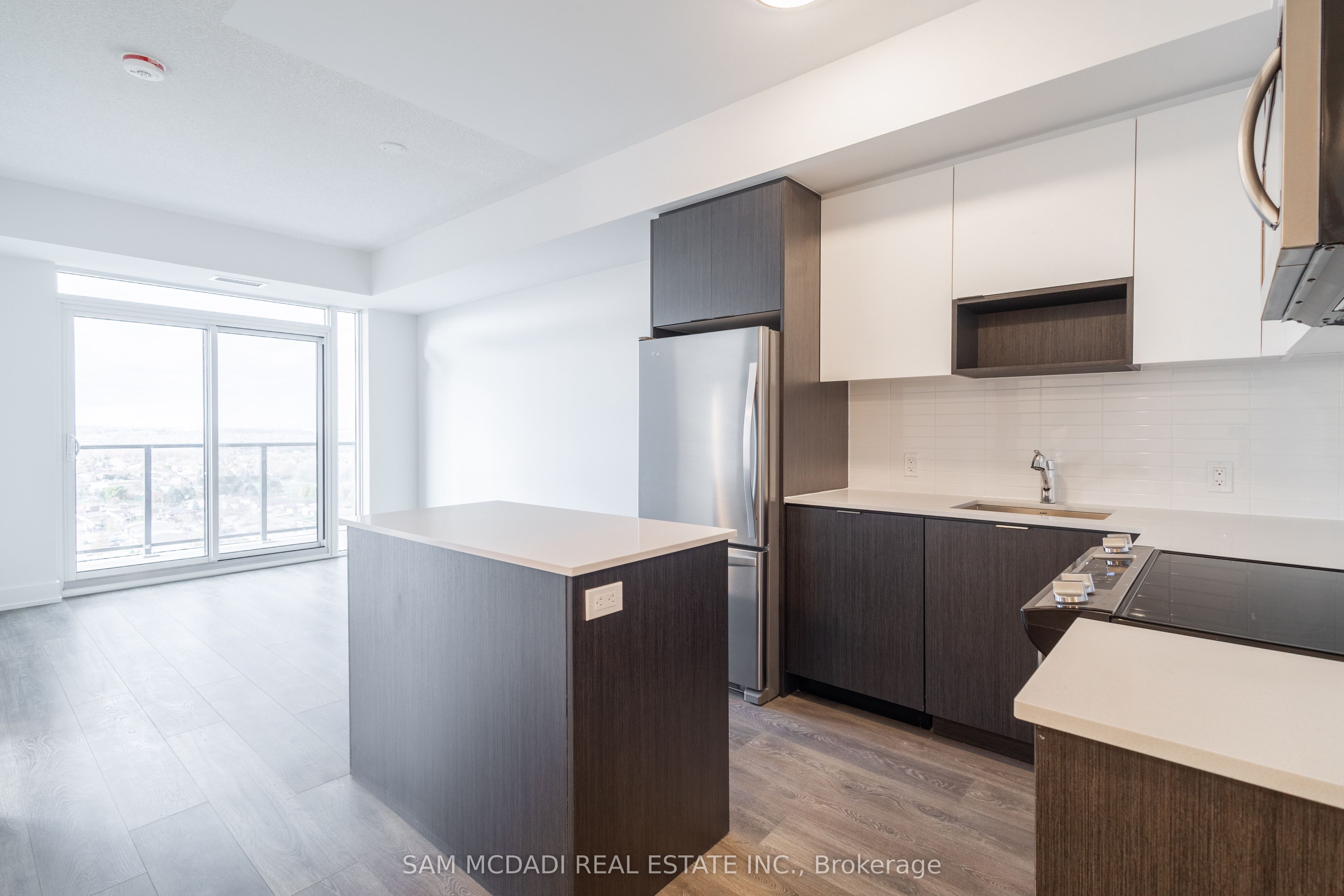 202 Burnhamthorpe Road E, #2004