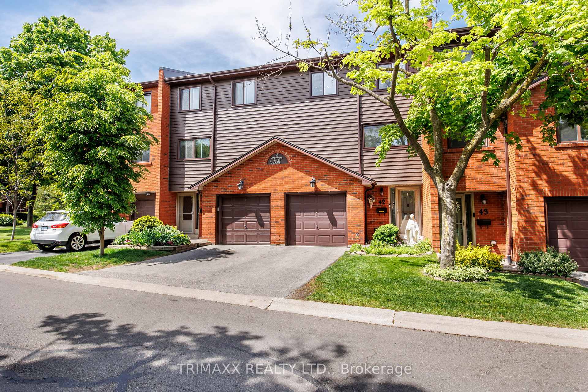 4 Bedrooms Condo at 4165 Fieldgate, Mississauga For sale