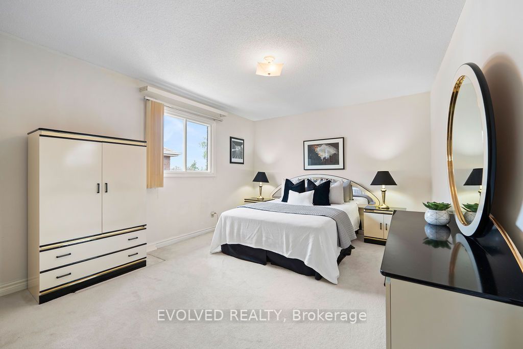 27 Hewlett Crescent