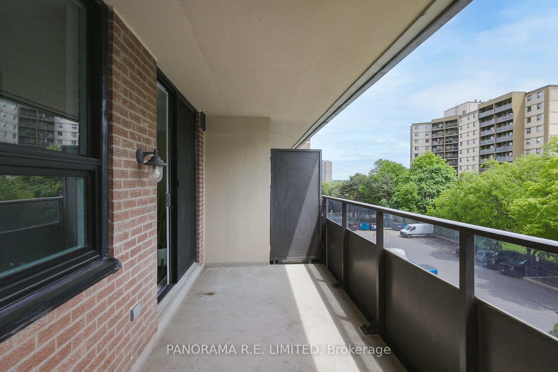 4 Bedrooms Condo at 15 La Rose, Toronto For sale