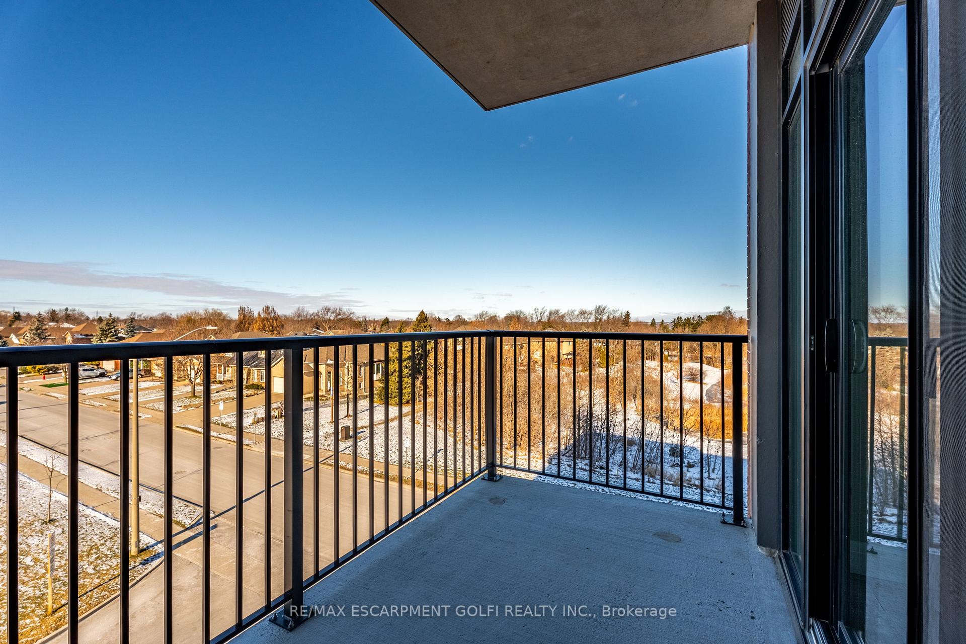 2 Bedrooms Condo at 1 Redfern, Hamilton For sale