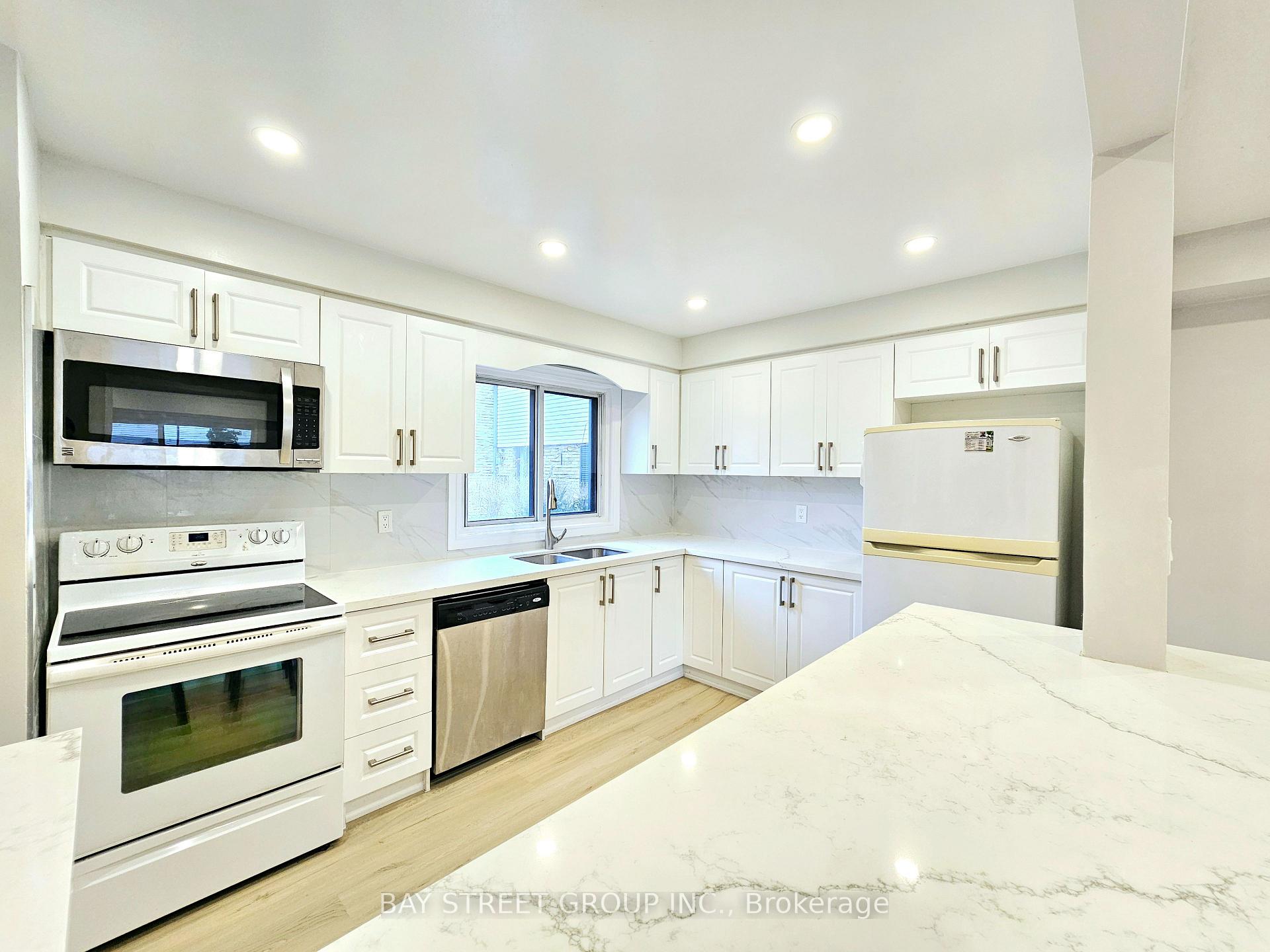 3 Bedrooms Condo at 2779 Gananoque, Mississauga For sale