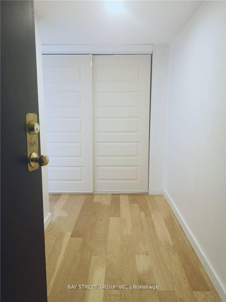 2 Bedrooms Condo at 117 Gerrard,  Toronto For sale