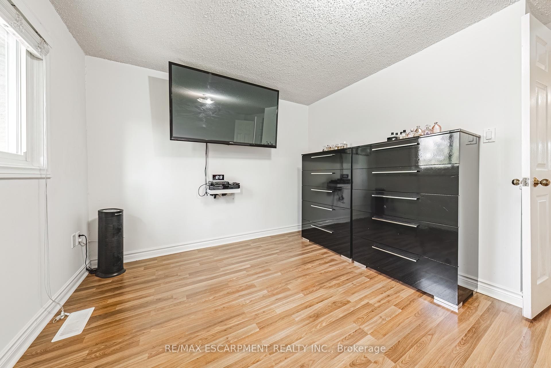 3 Bedrooms Condo at 1155 Paramount, Hamilton For sale