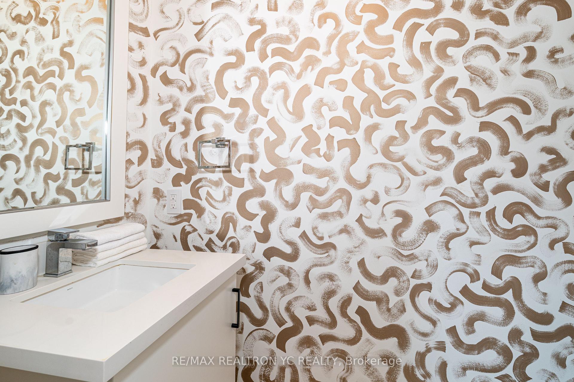 4 Bedrooms Condo at 18 Greenbriar, Toronto For sale