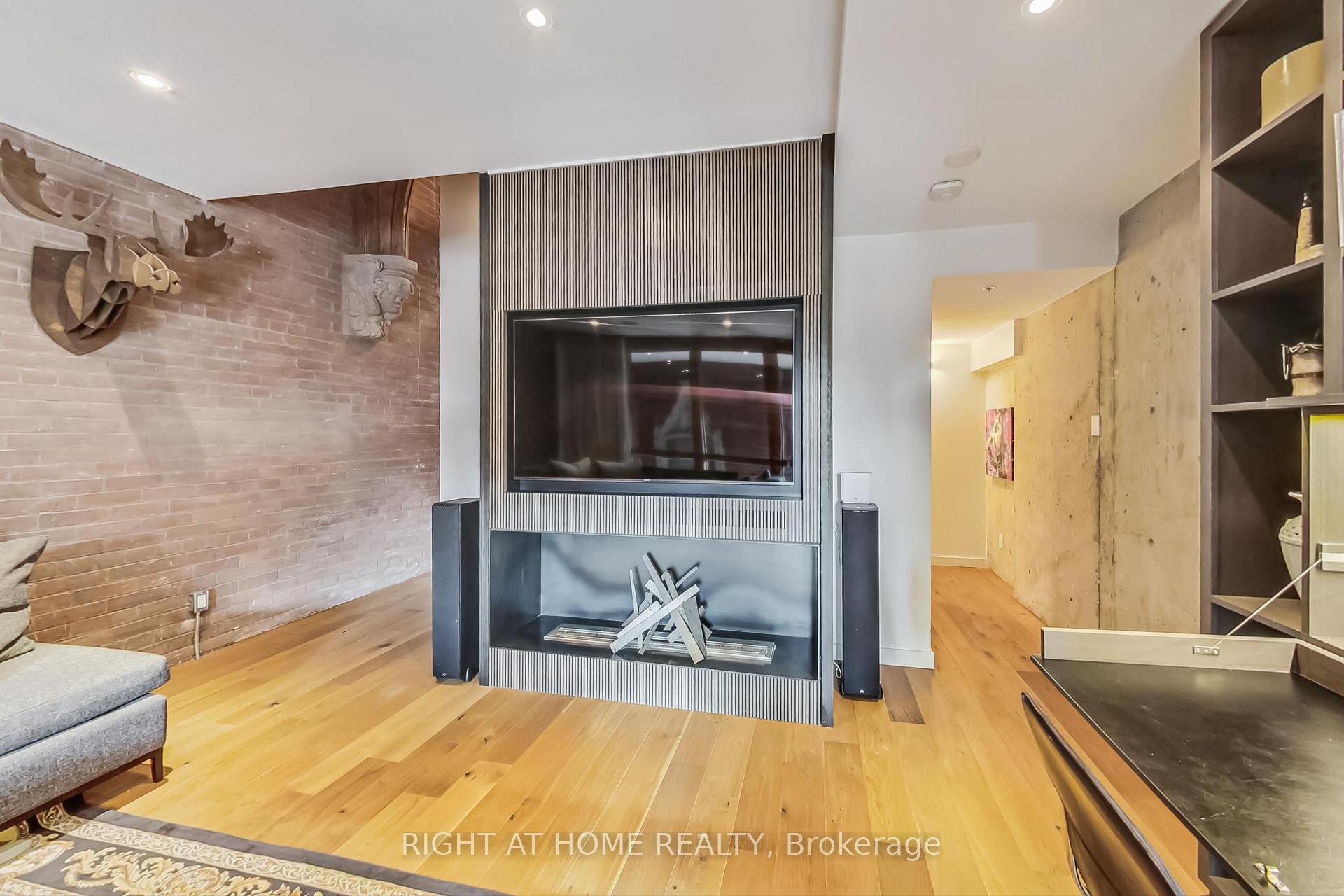 3 Bedrooms Condo at 40 Westmoreland, Toronto For sale
