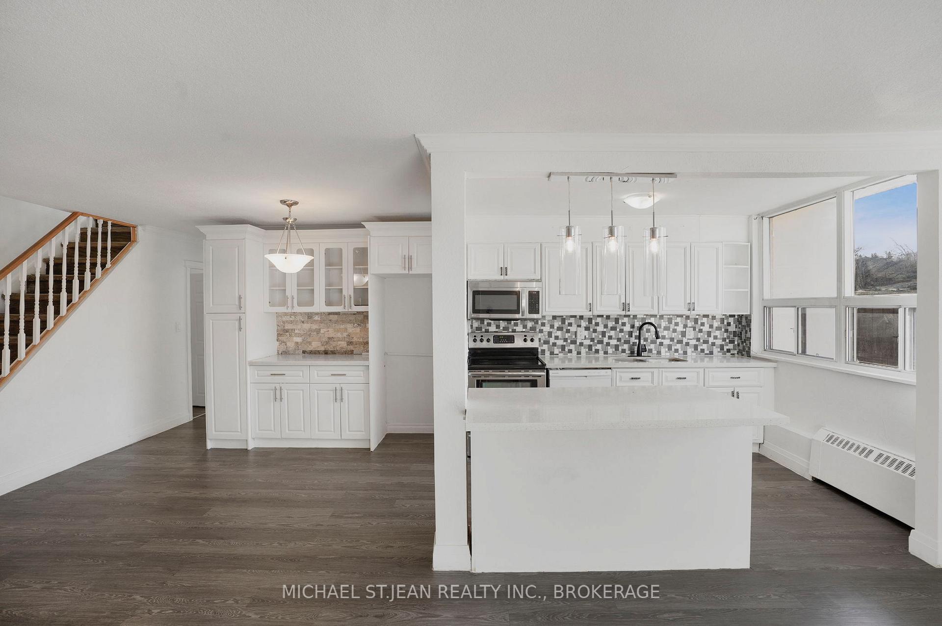 3 Bedrooms Condo at 15 Albright,  Hamilton For sale