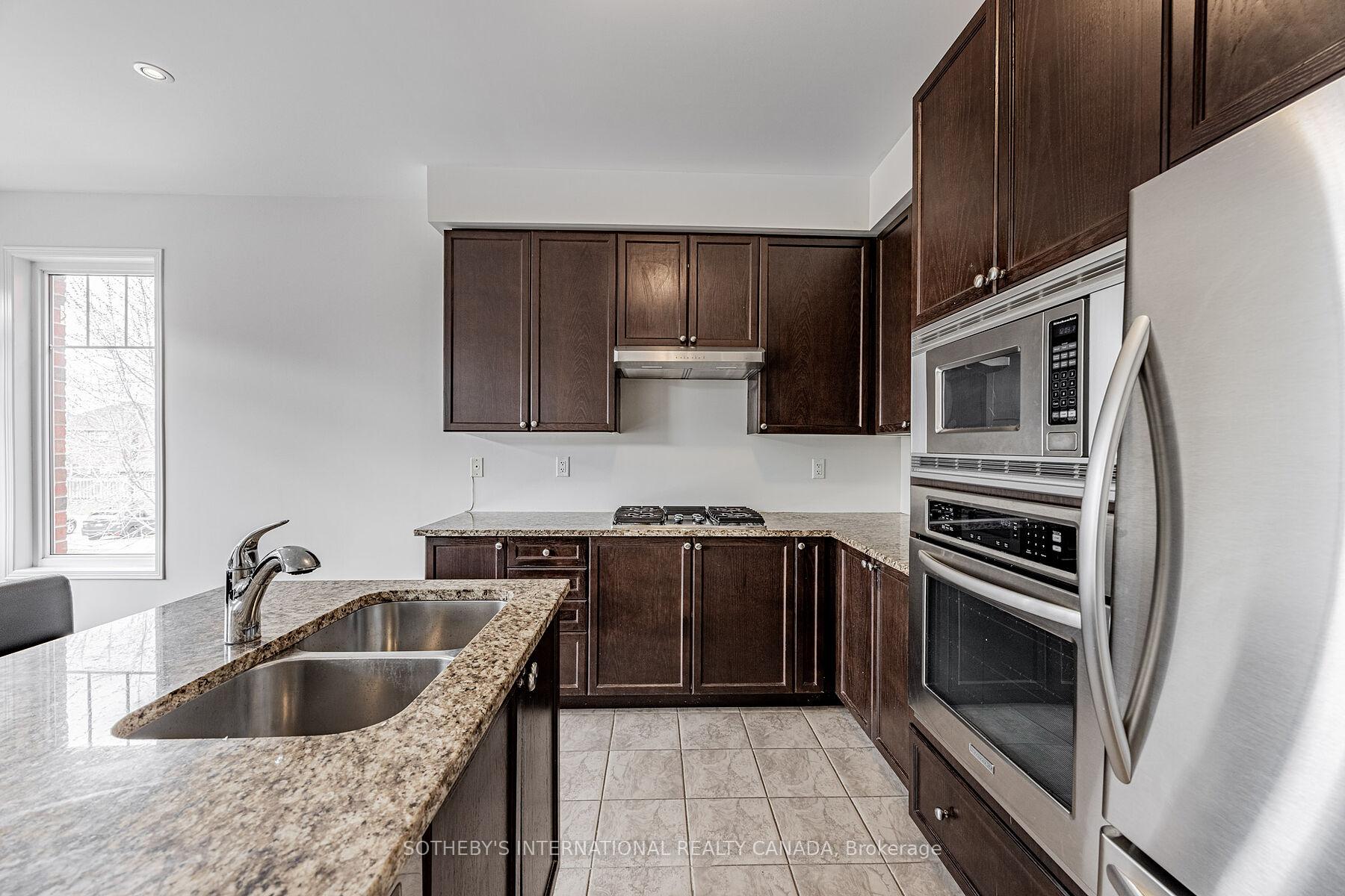 4 Bedrooms Condo at 5700 Tosca, Mississauga For sale