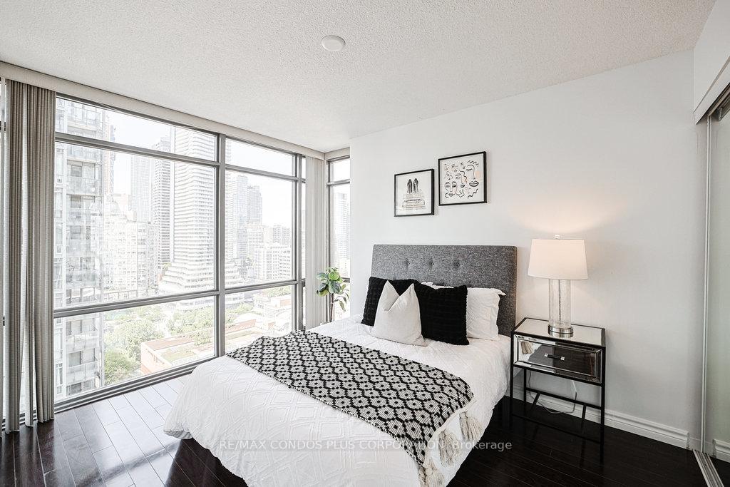 2 Bedrooms Condo at 38 Grenville, Toronto For sale