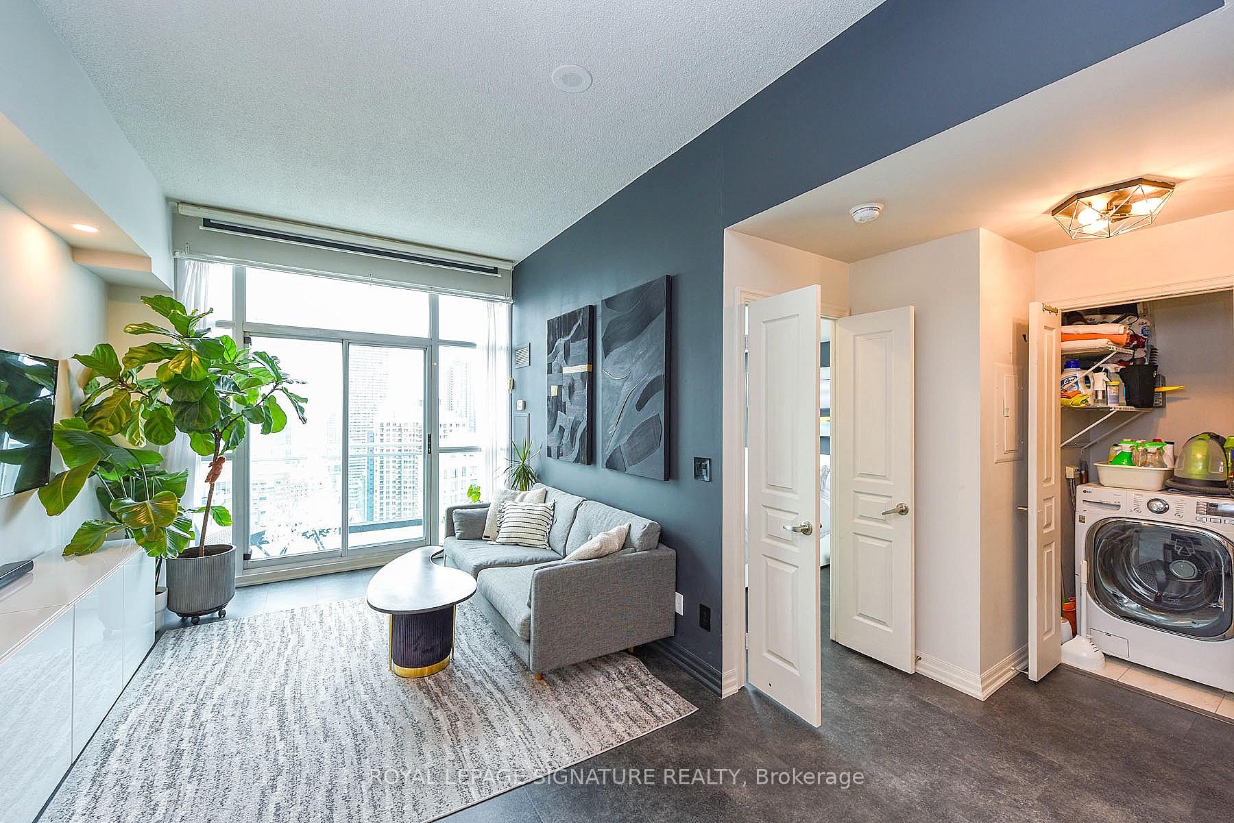 1 Bedroom Condo at 223 Webb,  Mississauga For sale
