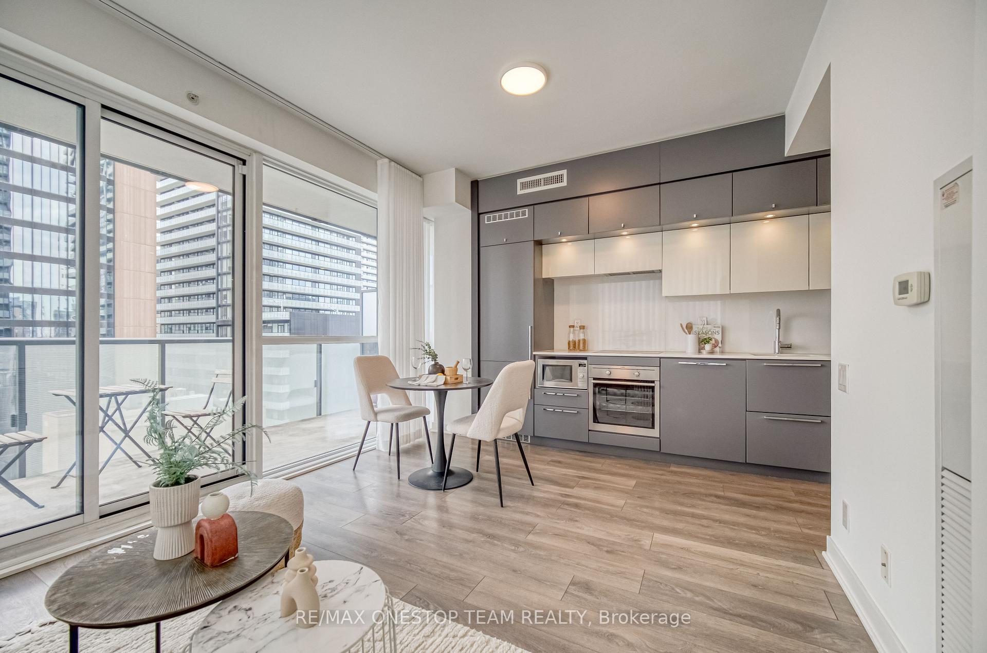 1 Bedroom Condo at 15 Grenville, Toronto For sale