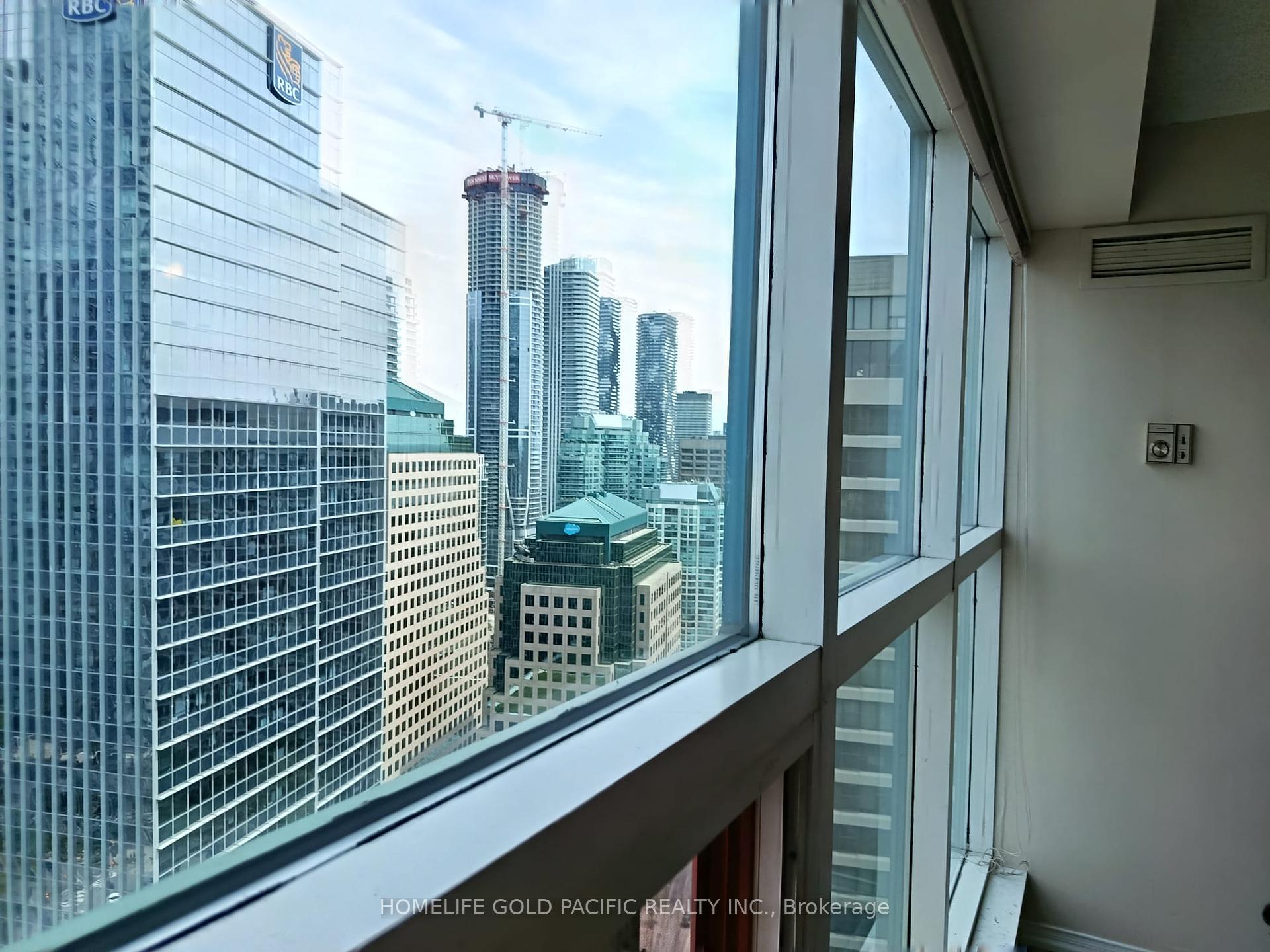 2 Bedrooms Condo at 77 Harbour, Toronto For sale