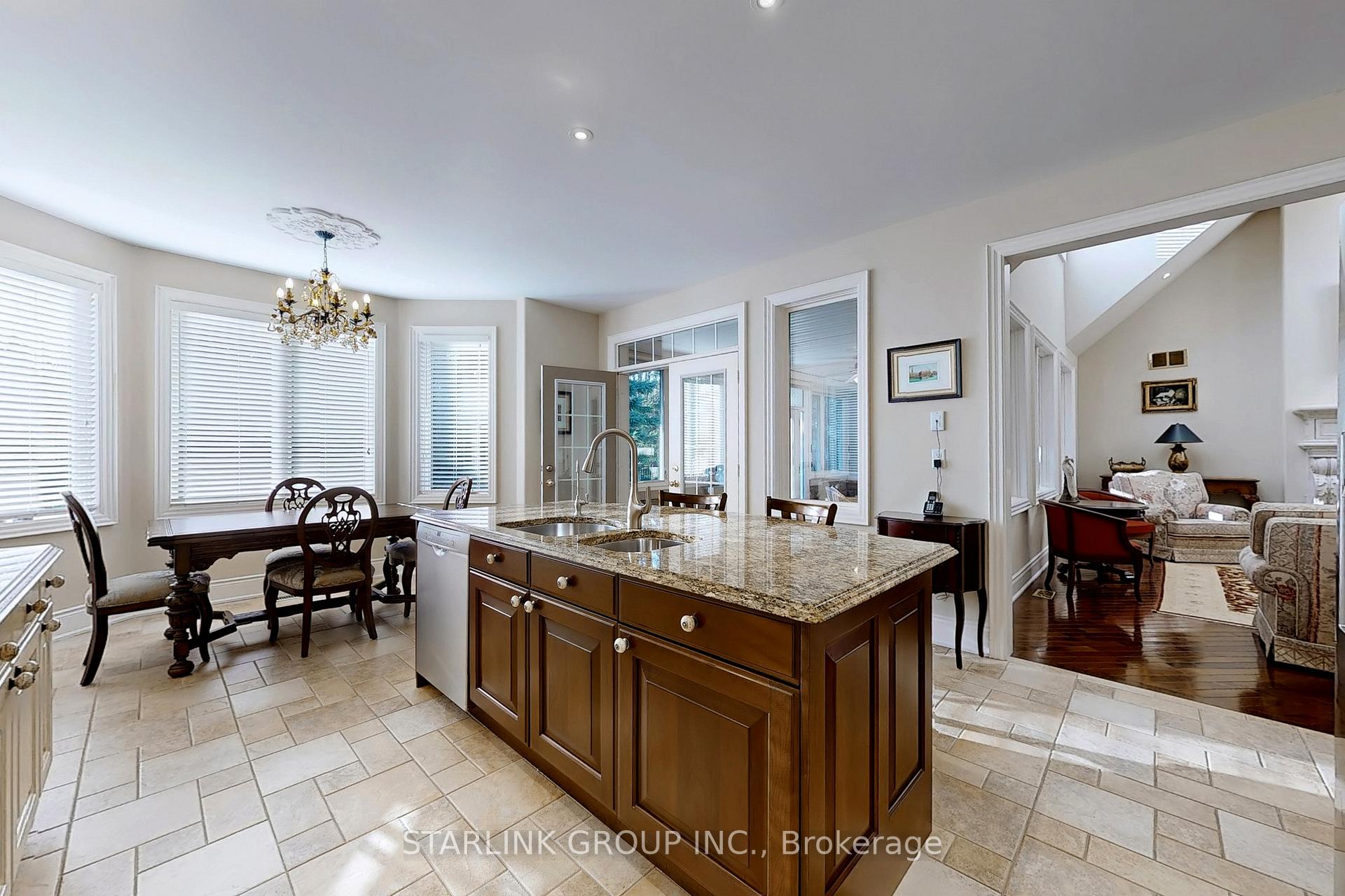 6 Bedrooms Condo at 729 Hidden Grove,  Mississauga For sale