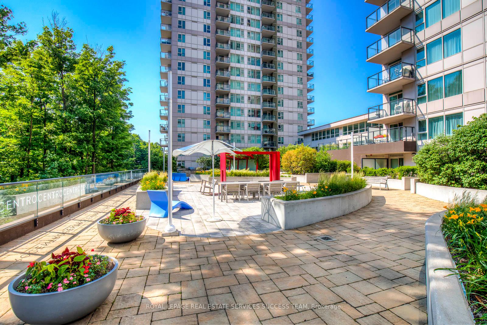 2 Bedrooms Condo at 25 Town Centre,  Toronto For sale