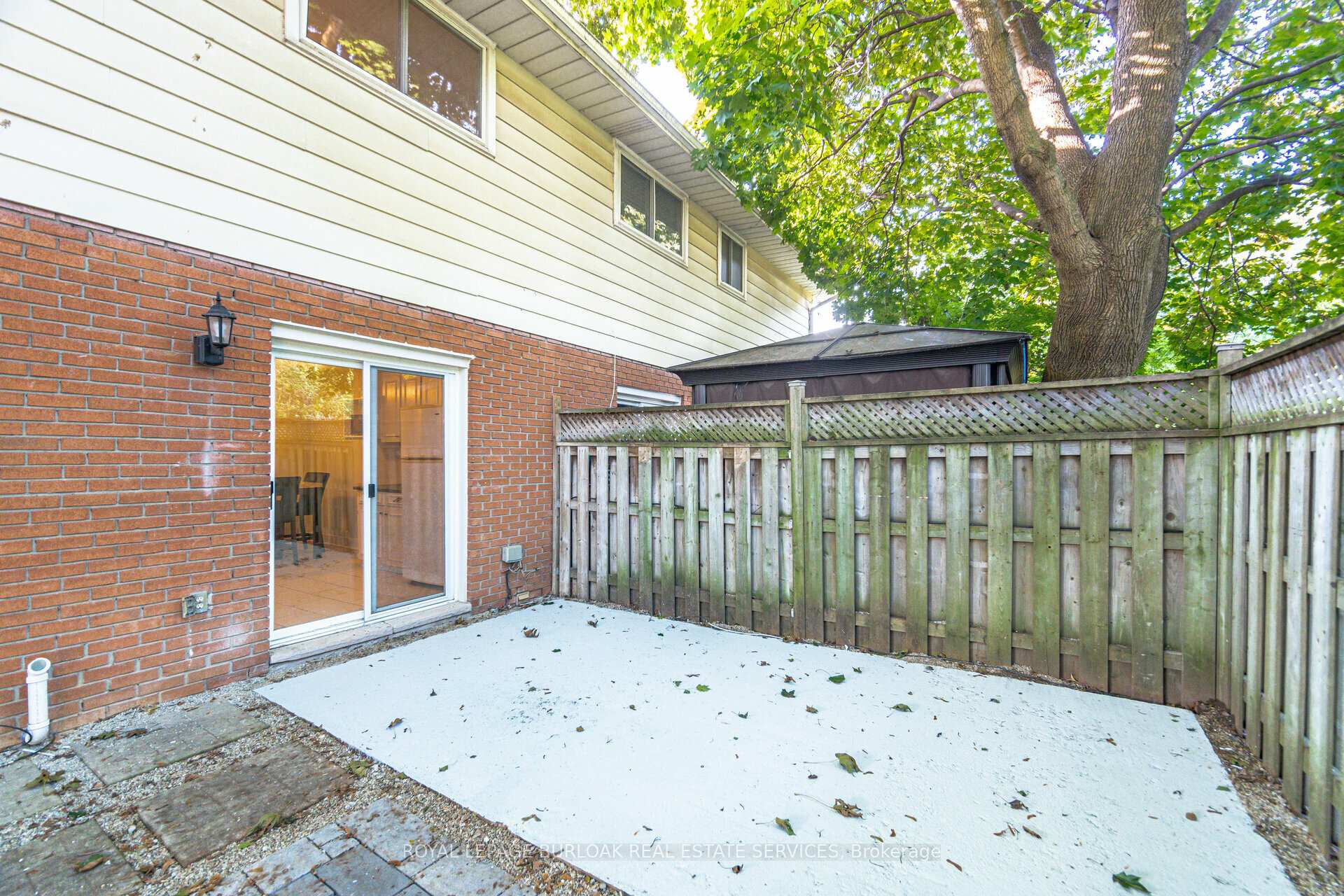 2 Bedrooms Condo at 1116 Homewood, Burlington For sale