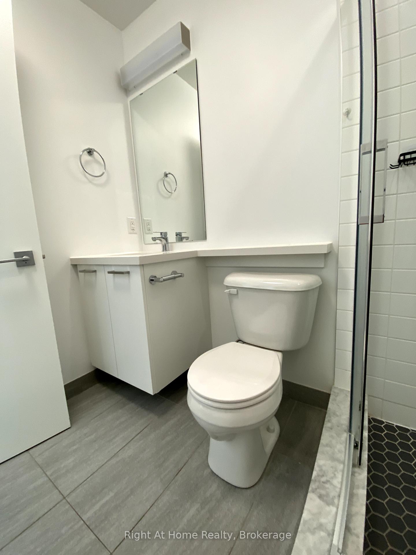 2 Bedrooms Condo at 455 Charlton, Hamilton For sale