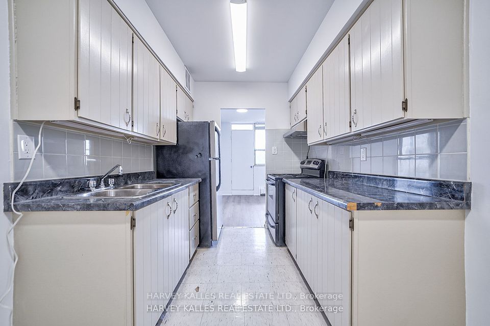2000 Sheppard Avenue W 411